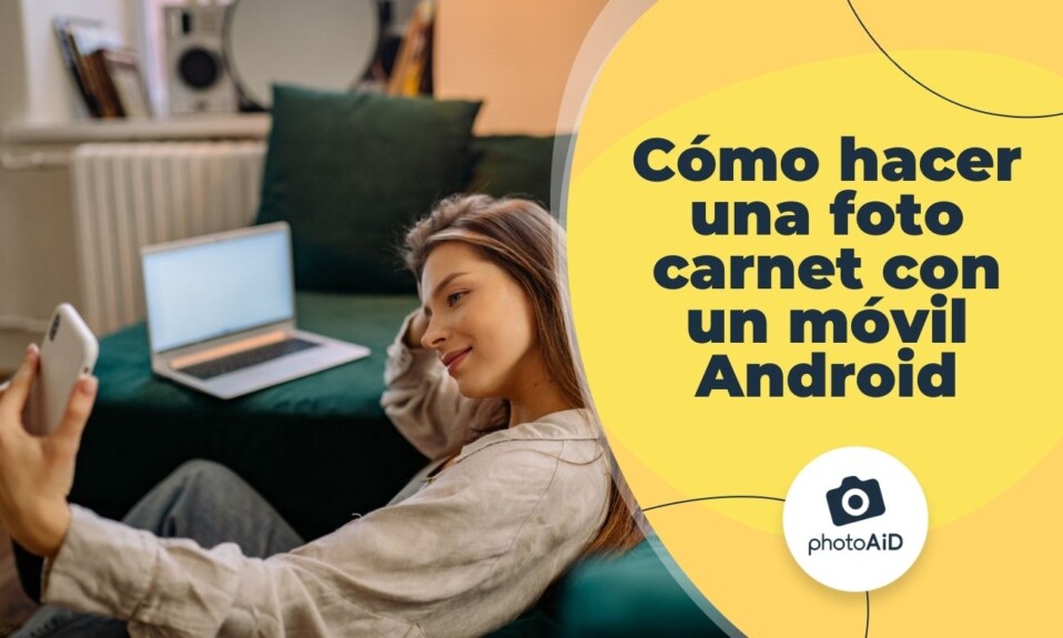 Una chica haciendose una foto con su smartphone.