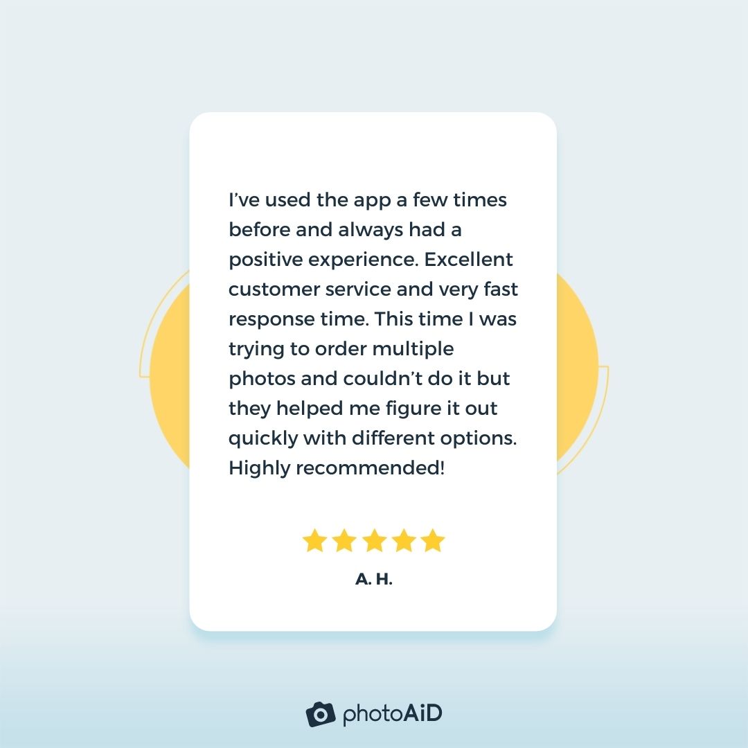 A 5-star review on the PhotoAiD service published on Trustpilot.