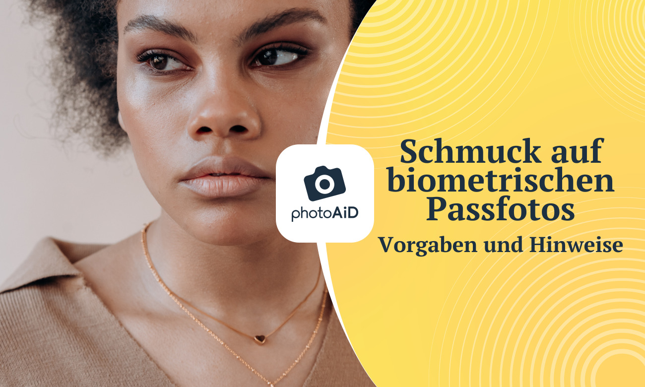 Eine junge Frau mit Halskette posiert für ein biometrisches Passfoto.