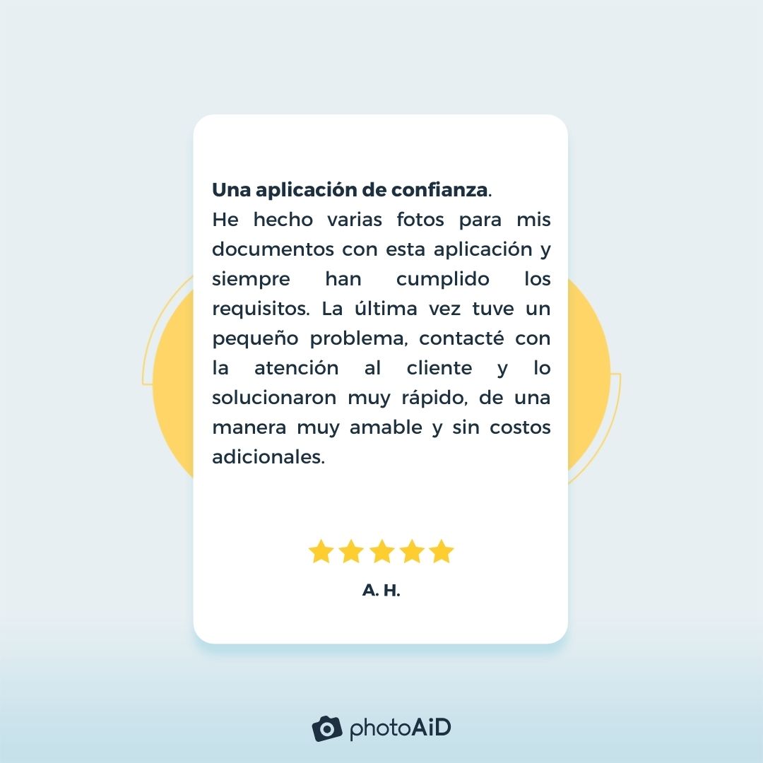 la imagen muestra la reseña de un cliente de PhotoAiD, quien destaca la confianza del servicio y la rápida asistencia del equipo de atención al cliente.