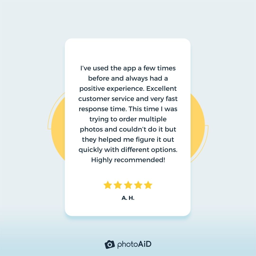 a positive review from a satisfied PhotoAiD client. Good customer service and fast response time are highlighted.